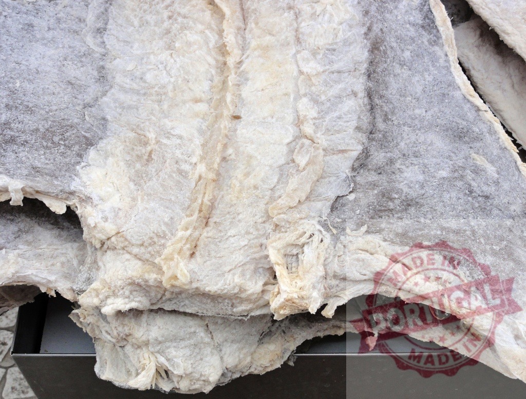Dried salt cod fish bacalhau for sale | Dried salt cod fish bacalhau pieces for sale at an outdoor market stall - Realisiert mit Pictrs.com