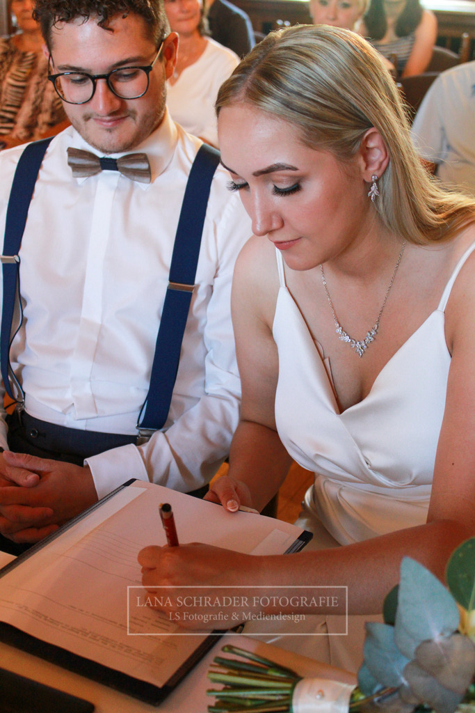 Hochzeit Sven _ Evi 30.06.22 Standesamt-13 | lanaschraderfotografie - Realisiert mit Pictrs.com