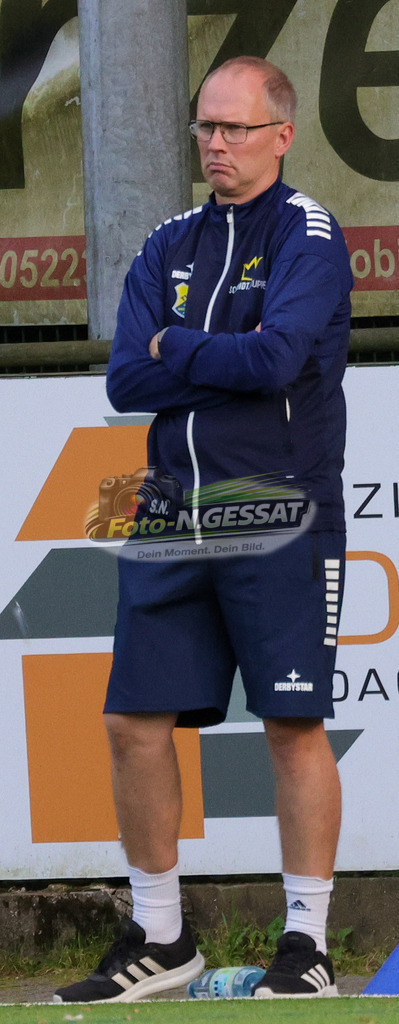 BV Stift Quernheim - TuS Dielingen | Auf dem Bild zu sehen: TuS Dielingen Trainer: Sebastian Numrich   BV Stift Quernheim, TuS Dielingen, Saison 26/27, Bezirksliga, Stift Quernheim, Deutschland - Realisiert mit Pictrs.com