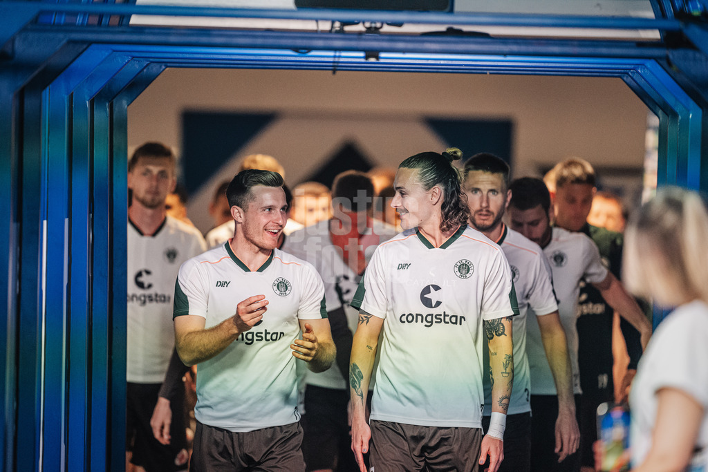 Fußball | Männer | Saison 2023/2024 | 2. Fußball-Bundesliga | 32. Spieltag | Hamburger SV vs. FC St. Pauli  | 03.05.2024 | v.l. Johannes Eggestein (#11, FC St. Pauli) und Jackson Irvine (#7, FC St. Pauli) vor dem Spiel