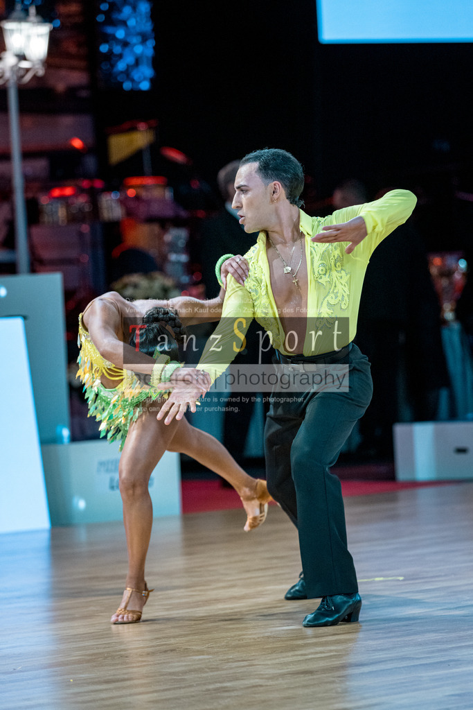 20251212_WDSF_World_Ch_Cup_RS-Lat_1353-2 | Tanzsportbilder, Standardtanz, Lateintanz, WDSF, DTV, LTVB, dancecomp, goc, hessen tanzt, blaues band der spree, walzer, tango, wiener walzer, slowfox, quickstepp, samba, rumba, cha-cha-cha, paso doble. jive, hd-kroft photography, turniertanzsport