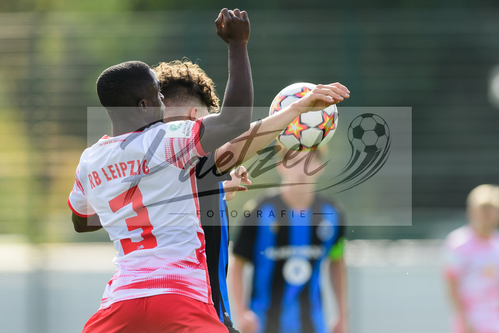 YLLEBR20210928_058 | Fussball, A-Junioren: Solomon Bonnah (RB Leipzig) und Kyriani Sabbe (Club Brugge KV) im Zweikampf beim Spiel der UEFA Youth League zwischen RB Leipzig und FC Bruegge im Stadion am Cottaweg am 28.09.2021 in Leipzig, Deutschland. - Realisiert mit Pictrs.com