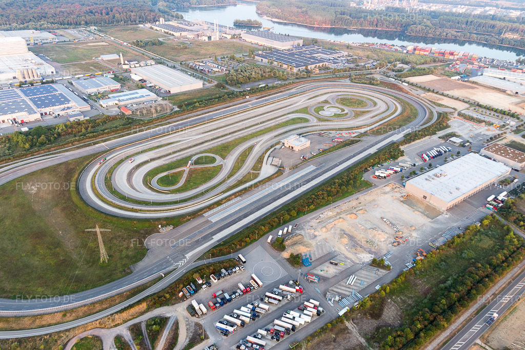 Luftbild: LKW-Teststrecke im Industriegebiet Oberwald in Wörth am Rhein im Bundesland Rheinland-Pfalz in Deutschland. Foto: IMG_110765.jpg vom 05.09.2018 durch Werner Riehm/FLY-FOTO.de