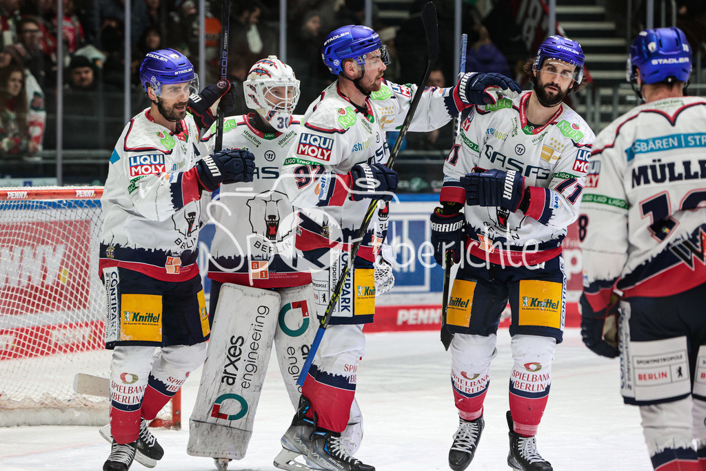Augsburger Panther - Eisbaeren Berlin | Die Eisbaeren freuen sich ueber den Sieg in Augsburg