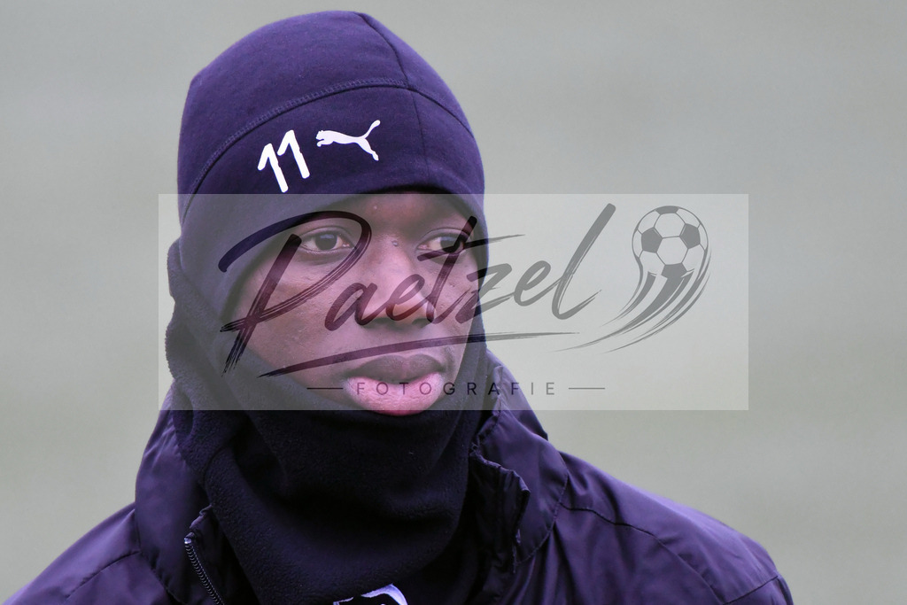 20200125_TRAOSN_0028 | Fußball, Herren: Assan Ceesay (VfL Osnabrück) schaut beim Training des VfL Osnabrück am 25.01.2020 im Sportpark Illoshöhe in Osnabrück, Deutschland.(Foto von Nico Paetzel) - Realisiert mit Pictrs.com
