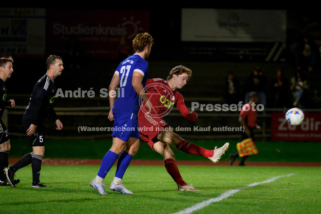 Preetzer TSV vs MTV Dänischenhagen | Niklas Heisen (Preetz #27) vs Malte Ceynowa (Dänischenhagen #5) &amp; Moritz Heinemann (Dänischenhagen #33) / Fußball-Verbandsliga Ost Männer 2026/2027 / Preetzer TSV vs MTV Dänischenhagen / Jahnplatz / Preetz / 16.10.26 - Realisiert mit Pictrs.com
