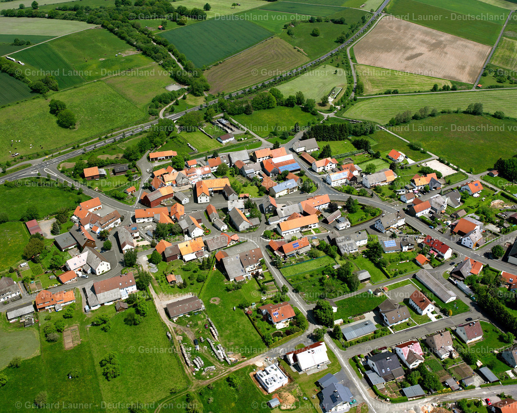 2614046 | HöRGENAU 09.06.2006 Landwirtschaftliche Nutzflächen und Feldgrenzen  umsäumen das Siedlungsgebiet des Dorfes in Hörgenau im Bundesland Hessen, Deutschland // Agricultural land and field boundaries surround the settlement area of the village  in Hörgenau in the state Hesse, Germany Foto: Gerhard Launer