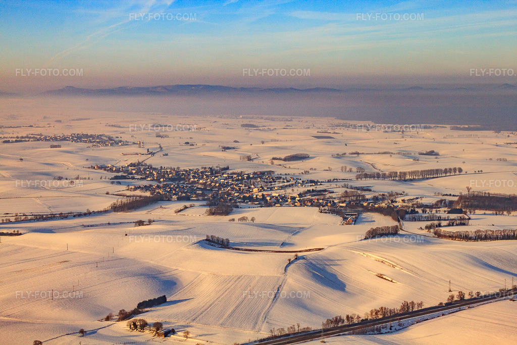 Aerial view: Village view in winter with snow in Wintzenbach in the state Bas-Rhin, France. – Photo: IMG_36629.jpg taken on 01/05/2011 by Werner Riehm/FLY-FOTO.com – Resolution of the original: 4752 x 3168 px