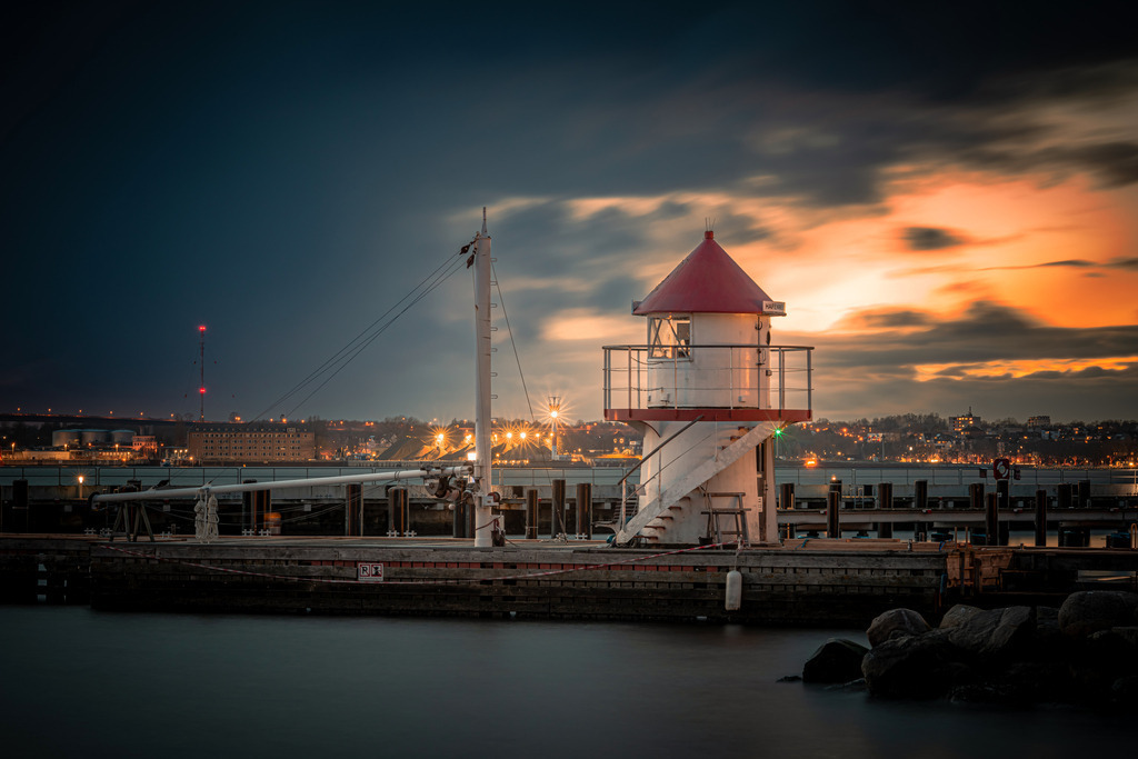 Leuchtturm vom Hafenmeister im Sportboothafen Mönkeberg | Dieser Leuchtturm stand früher in Neukirchen, am Steilufer der Flensburger Förde. Er wurde 1969 durch einen viereckigen Backsteinbau mit weiß verfliestem Laternenanbau ersetzt.

Heute steht der kleine Leuchtturm im Yachthafen von Mönkeberg an der Ostseite der Kieler Förde und dient dem Hafenmeister als Büro.