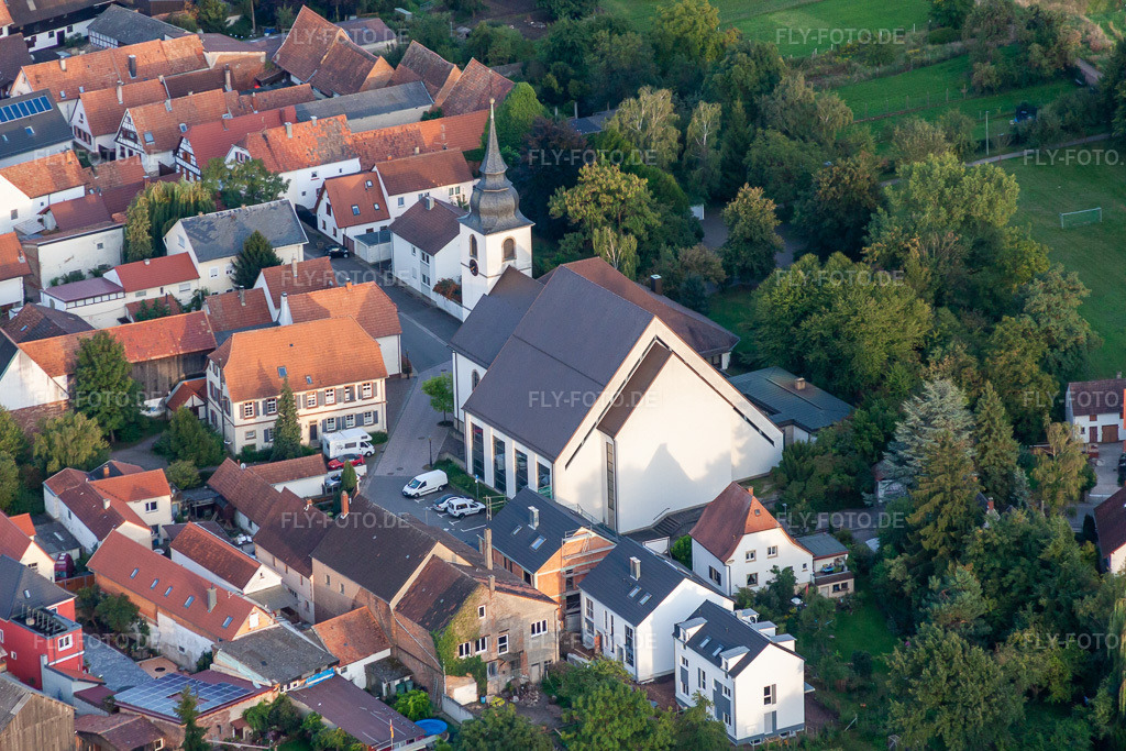 Luftbild: Pfarrei St. Joseph in Offenbach an der Queich im Bundesland Rheinland-Pfalz in Deutschland. Foto: IMG_71298.jpg vom 27.08.2014 durch Werner Riehm/FLY-FOTO.de