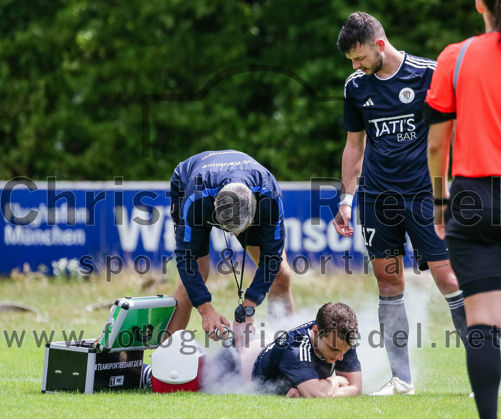 2023-07-29_102_FC_Moosinning_gegen_TuS_Raubling | Moosinning, Deutschland, 29.07.2023:
Fußball, Bezirksliga Oberbayern Ost 2023 / 2024, 1. Spieltag, FC Moosinning gegen TuS Raubling, Endergebnis: 0:7

Trainer Hannes Jenewein (TuS Raubling), Bastian Unsin (TuS Raubling, #27), Thomas Arnold (TuS Raubling, #17)

Foto: Christian Riedel / fotografie-riedel.net