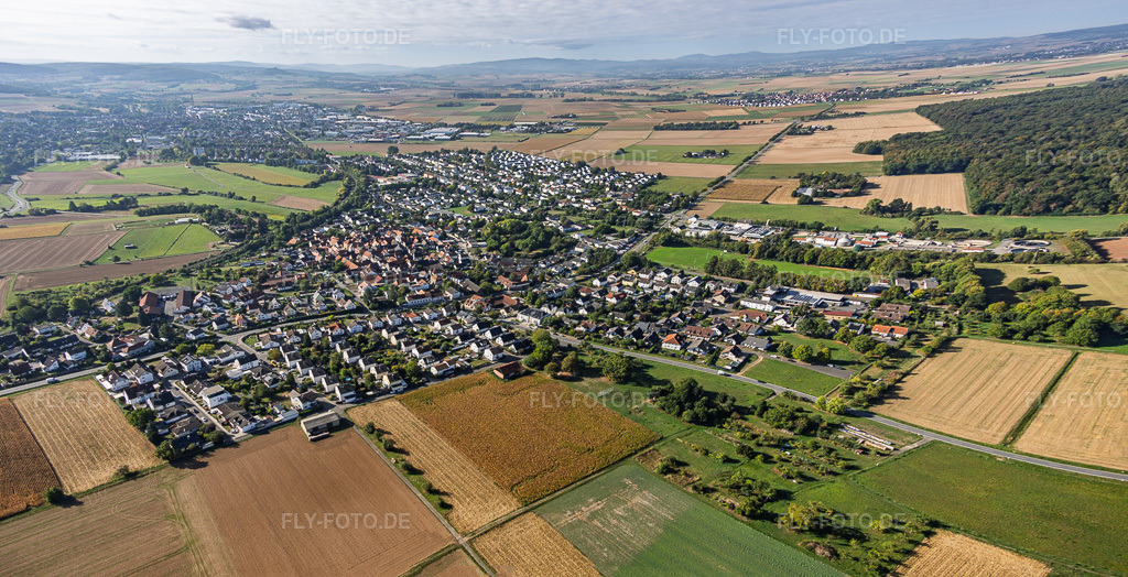 Luftbild: Ortsansicht von Nordosten im Ortsteil Richen in Groß-Umstadt im Bundesland Hessen in Deutschland. – Foto: IMG_159114-Pano.jpg vom 22.09.2026 durch Werner Riehm/FLY-FOTO.de – Auflösung des Originals: 8449 x 4320 px
