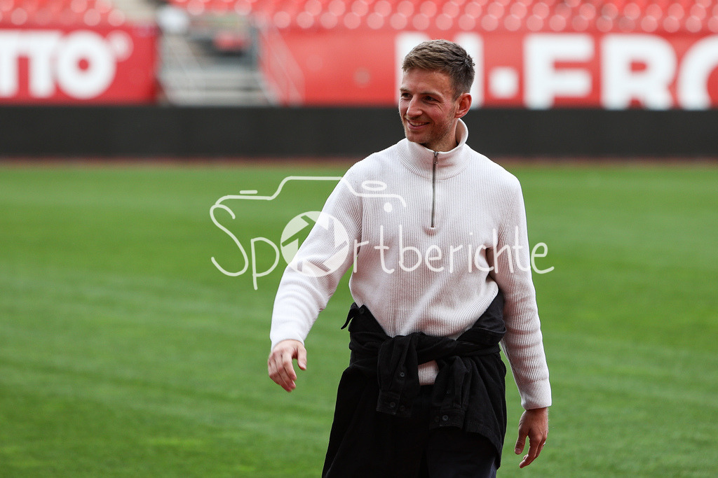 1. FC Nürnberg II - FC Bayern Amateure | im Bild der heute gesperrte Timo KERN (FCB #10) / Freisteller / Einzelfoto