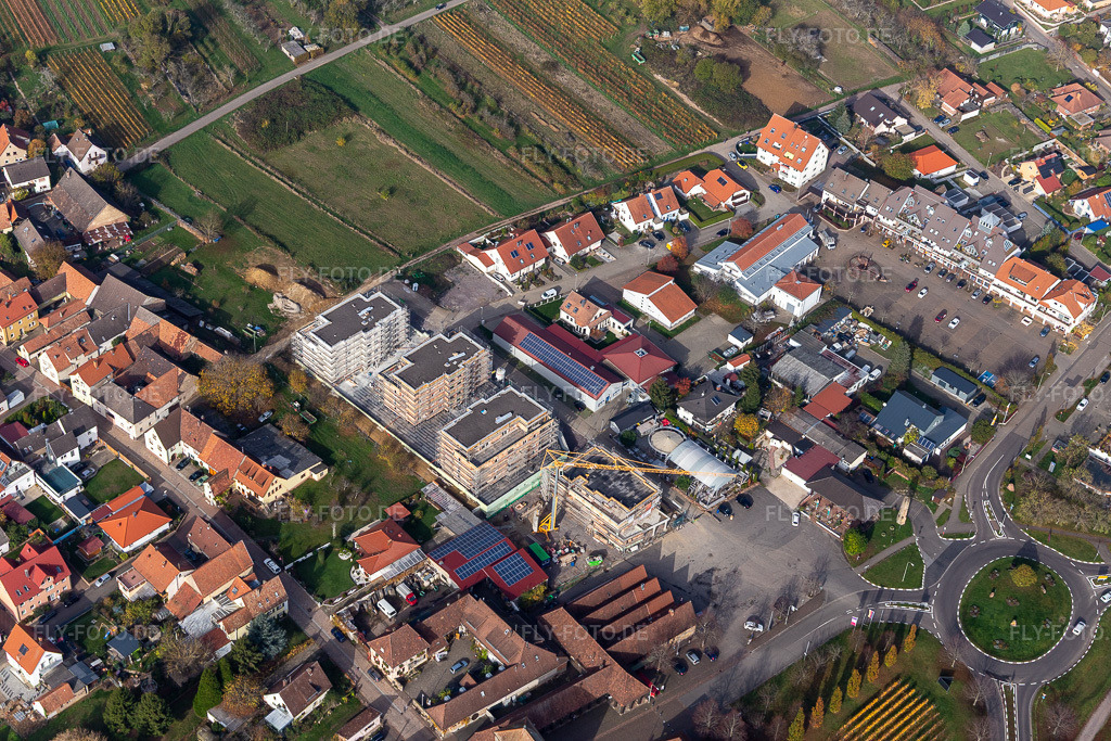 Luftbild: Baustelle zum Neubau von vier Mehrfamilienwohnhäusern in der Sylvaner Straße im Ortsteil Schweigen in Schweigen-Rechtenbach im Bundesland Rheinland-Pfalz in Deutschland. Foto: IMG_123792.jpg vom 07.11.2020 durch Werner Riehm/FLY-FOTO.de