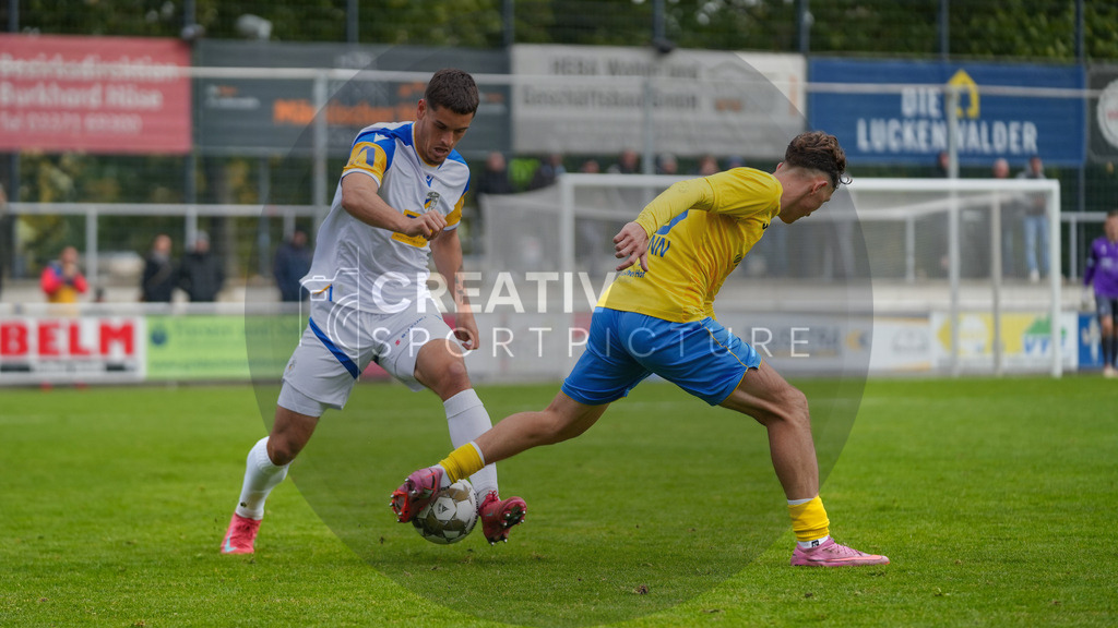 Fußball, Herren, Saison 2025/2026, Regionalliga Nordost, 11. Spieltag, FSV 63 Luckenwalde vs. FC Carl-Zeiss Jena, Samstag 05.10.2025, Werner-Seelenbinder-Stadion Luckenwalde, | Fußball, Herren, Saison 2025/2026, Regionalliga Nordost, 11. Spieltag, FSV 63 Luckenwalde vs. FC Carl-Zeiss Jena, Samstag 05.10.2025, Werner-Seelenbinder-Stadion Luckenwalde, Im Bild: Timon Burmeister (l. Jena) und Len Neumann (r. Luckenwalde) - Realisiert mit Pictrs.com