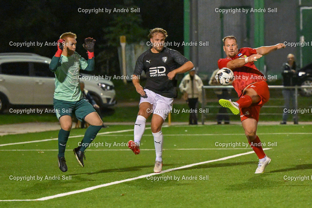 Inter Türkspor Kiel vs SSG Rot-Schwarz Kiel | Christopher Kramer (Inter #28 erzielt hier das 3-0) vs Oliver Stein (Kiel #21) &amp; Jonathan Elsner (Kiel #5) / Fußball-Landesliga Schleswig Männer 2026/2027 / Inter Türkspor Kiel vs SSG Rot-Schwarz Kiel / Hans-Mohr-Sportplatz (Kunstrasen) / Kiel / 25.09.26 - Realisiert mit Pictrs.com