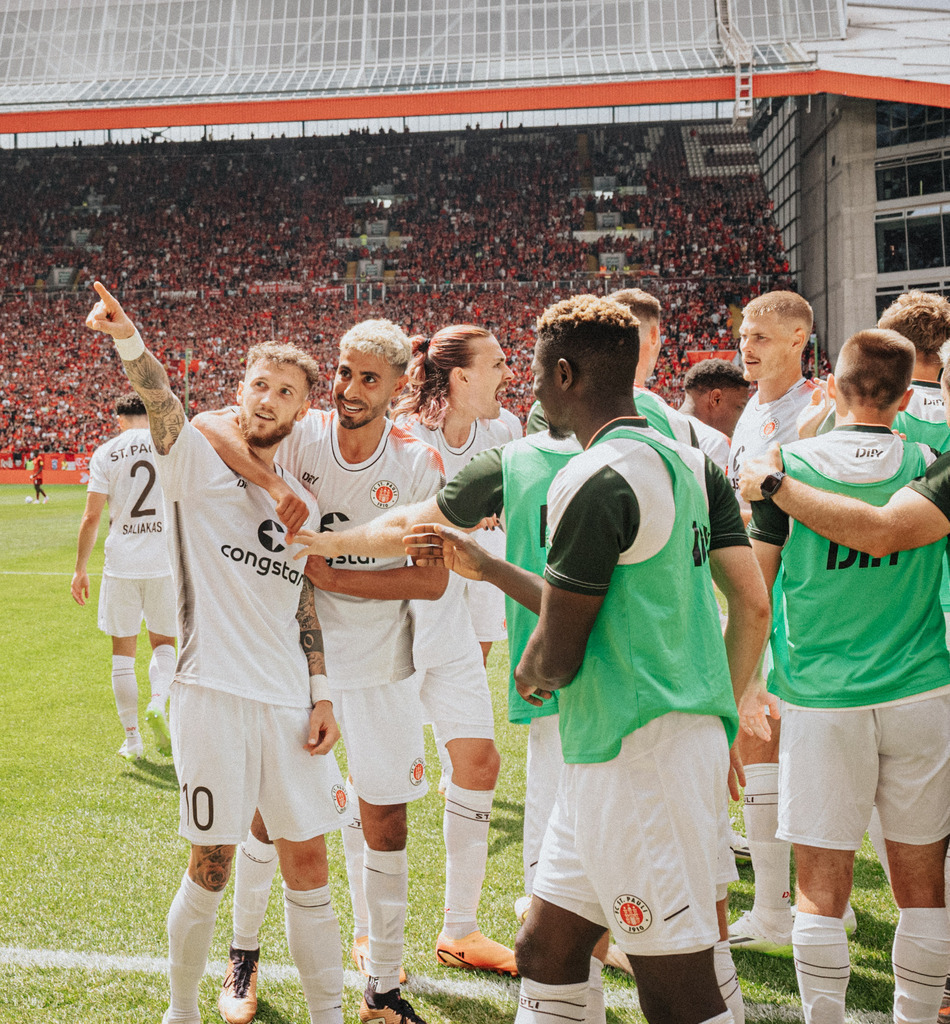 _DSC6685 | Der offizielle Shop für FC St. Pauli Fotos. Wähle aus Spielszenen & Fanmomenten dein FCSP Wunschformat. Wir liefern Millerntor-Atmosphäre.