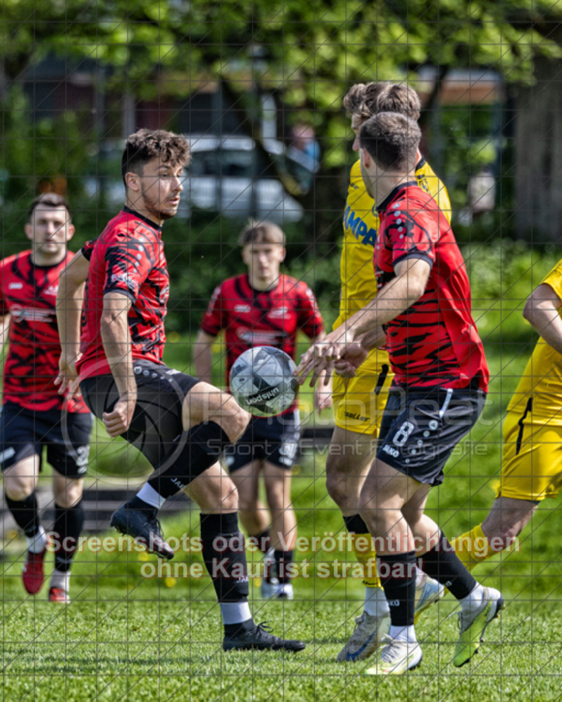 20250427_150219_0085-Bearbeitet | Fabio Malerba (TSV Bad Boll #18) und Fabian Falzone (TSV Bad Boll #08)TSV Bad Boll (rot) vs. SV Waldhausen (gelb), Fussball, Landesliga 2 - wfv, 24. Spieltag, Saison 2024/2025, Rasenplatz, Erlengarten 37, 73087 Bad Boll, 27.04.2025 - 15:00 Uhr,Foto: PhotoPeet-Sportfotografie/Peter Harich