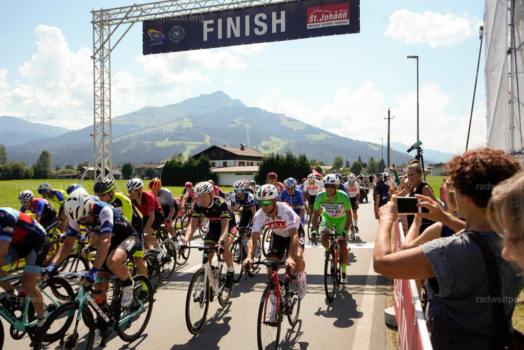 398_20230817_Bewerb_Maenner_Muehlanger | AUT - OESTERREICH, 2023-08-16: SPORT RENNRAD-FAHREN - 55. INTERNATIONALER RADWELTPOKAL IN ST. JOHANN IN TIROL  - Vintage-Radrennen mit WM-Bronze-Medaillen-Siegerin Christina Schweinberger, den Teilnehmer und Alexander Baumann (vom Orginastions-Team) - TAG 2 BEWERB MAENNER IN SECHS GRUPPEN  ; Foto: Roland Muehlanger