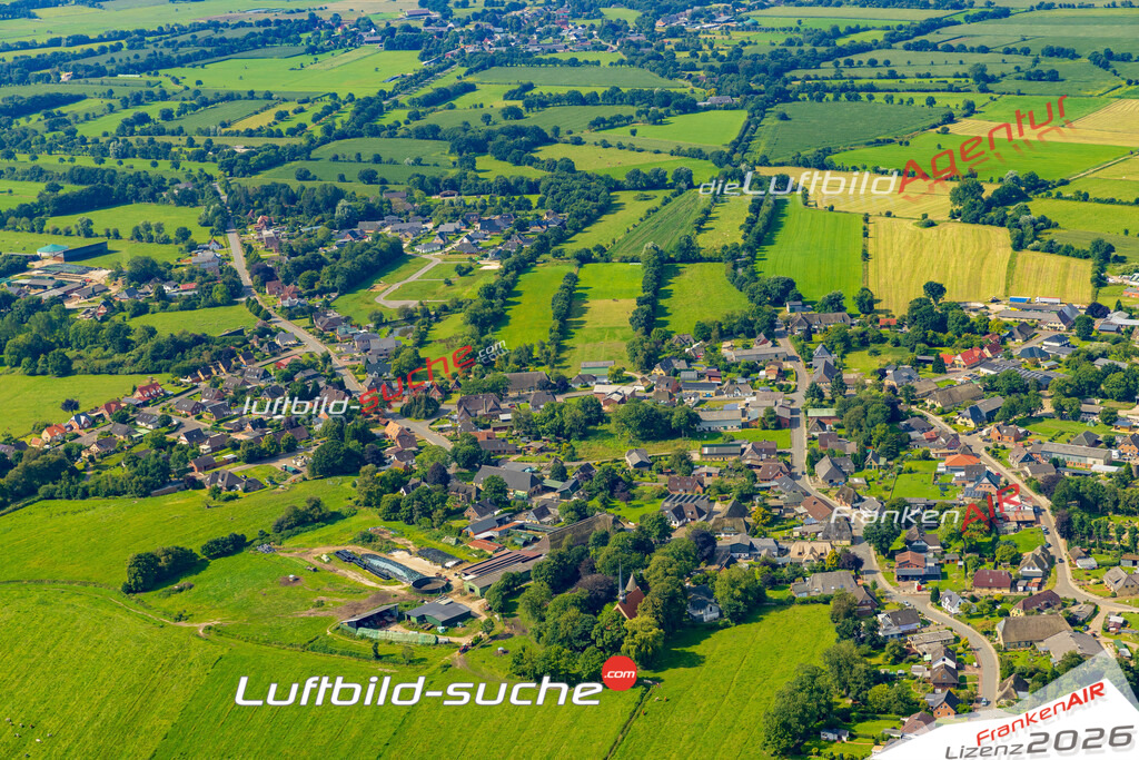 Luftbild der Stadt Delve - Das Luftbild wurde 2025 vom UL-Flugzeug heraus erstellt ( keine Drohnenaufnahme ) - Hochauflösende Luftaufnahme - für Wandbilder und großformatige Ausdrucke geeignet. Das besondere Geschenk!Hier alle&nbsp;Infos zur Lizenzierung der LuftaufnahmeWir fliegen auch dieses Jahr wieder in Ihre Region um Luftbilder zu erstellen.- Luftbild anfragen