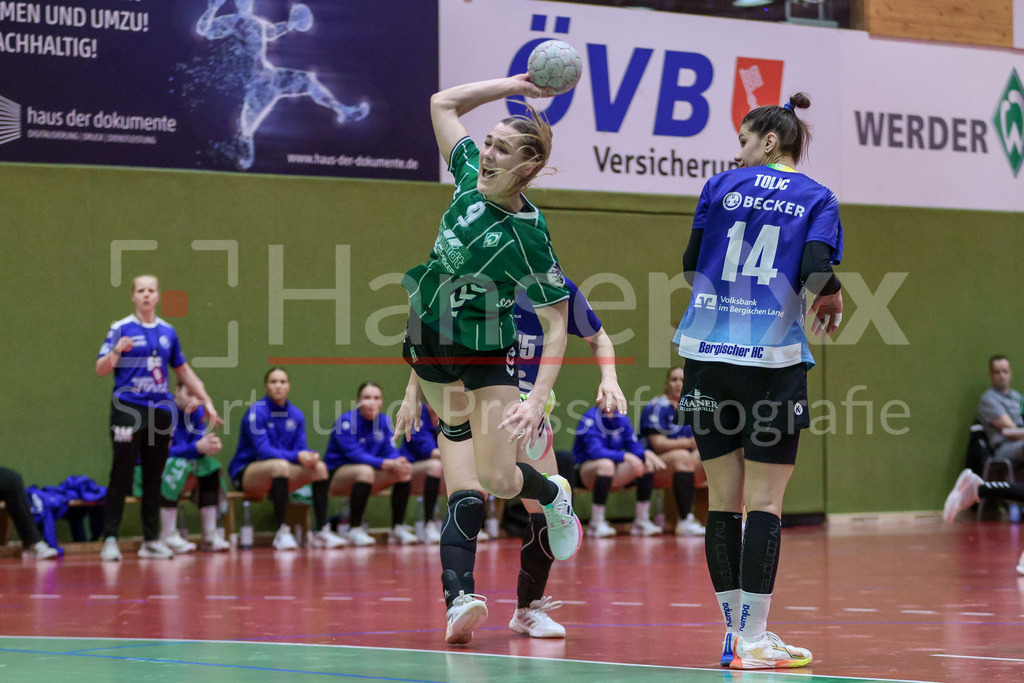 Handball, 2. Bundesliga Frauen, SV Werder Bremen - Bergischer HC | Luca Schumacher (SV Werder Bremen, 9) beim Wurf, am Ball, Spielszene, Aktion, Action