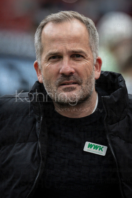 German Bundesliga, Bayer 04 Leverkusen vs. FC Augsburg, 18.04.2026 | LEVERKUSEN, GERMANY - APRIL 18, 2026 :  Manuel Baum (Head Coach FC Augsburg) before the German Bundesliga match on gameday 30 between Bayer 04 Leverkusen vs. FC Augsburg at BayArena on April 18, 2026 in Leverkusen, Germany. DFL REGULATIONS PROHIBIT ANY USE OF PHOTOGRAPHS AS IMAGE SEQUENCES AND/OR QUASI-VIDEO.