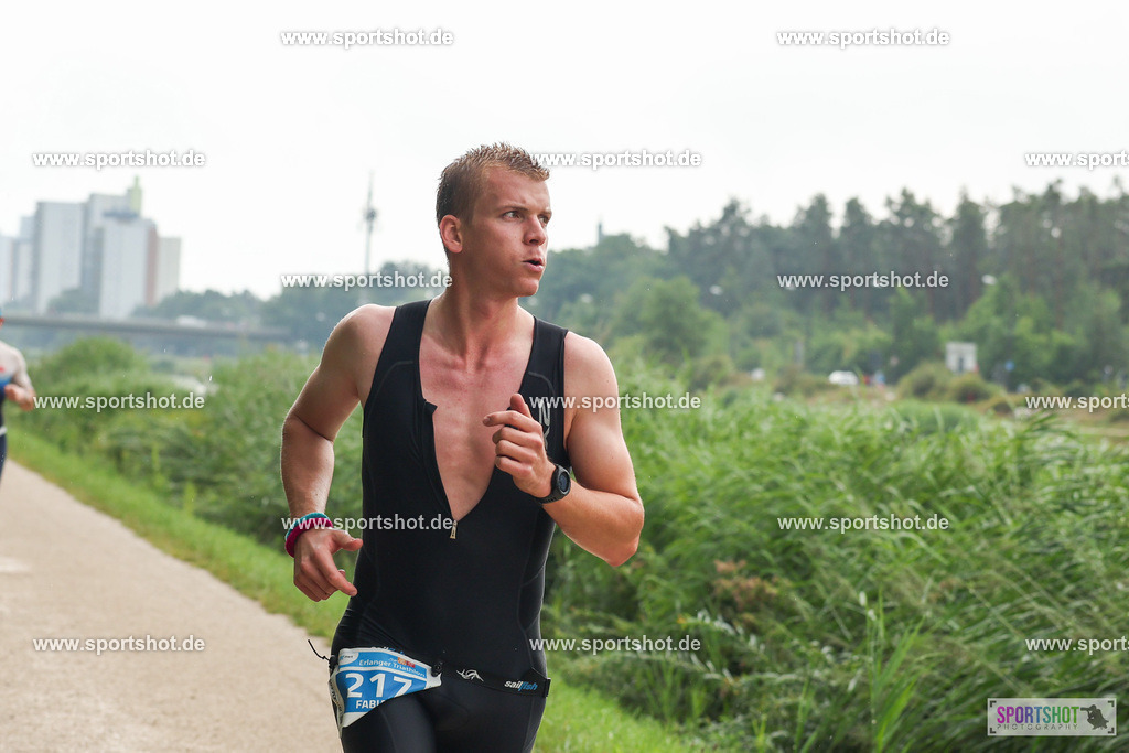 LUR_1616 | 34. M-net Erlanger Triathlon 2025 #erlangertriathlon  #mnettriathlon2025 #mnettriathlon #team #olympischedistanz #mitteldistanz #triathlon #maindonaukanal  #erlangertriathlon2025 #yourpictrs #tv1848 #tv1848erlangen  #triathlonbayern #sportinerlangen #demsportverbunden #sportshot_your_pictrs Copyright: www.sportshot.de
