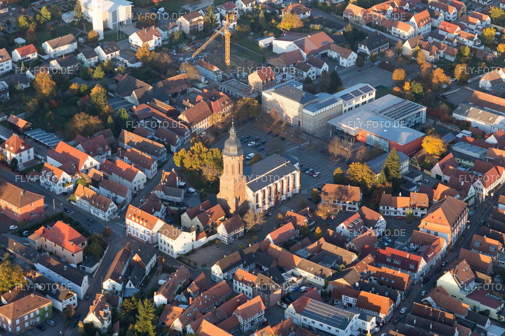 Kirchengebäude der Sankt Georgskirche im Altstadt- Zentrum der Innenstadt | Luftbild: Kirchengebäude der Sankt Georgskirche im Altstadt- Zentrum der Innenstadt in Kandel im Bundesland Rheinland-Pfalz in Deutschland. Foto: IMG_095836.jpg vom 30.10.2016 durch Werner Riehm/FLY-FOTO.de - Realisiert mit Pictrs.com