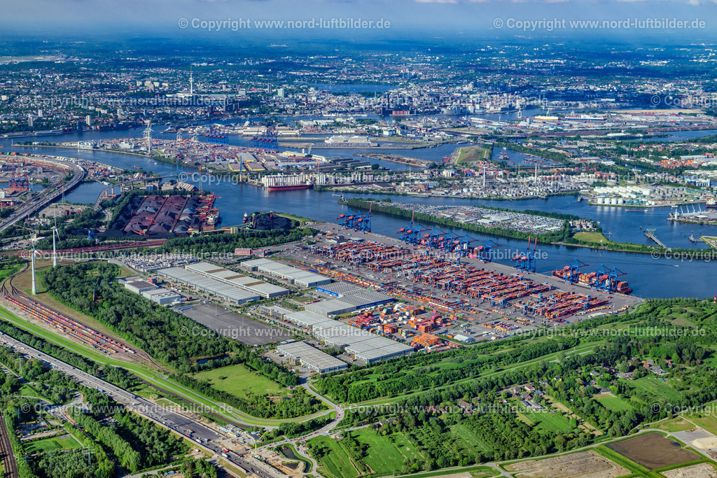 Hamburg_Altenwerder_ELS_0119070524 | HAMBURG 07.05.2024 Containerterminal HHLA Container Terminal Altenwerder (CTA) am Ufer der Elbe im Stadtteil Altenwerder in Hamburg. Weiterführende Informationen bei: HPA Hamburg Port Authority,  Hafen Hamburg Marketing e.V. (HHM),  Hamburger Hafen und Logistik Aktiengesellschaft. // Container Terminal HHLA Container Terminal Altenwerder (CTA) on the Elbe riverbank in the Altenwerder part of Hamburg in Germany. Further information at: HPA Hamburg Port Authority,  Hafen Hamburg Marketing e.V. (HHM),  Hamburger Hafen und Logistik Aktiengesellschaft. Foto: Martin Elsen