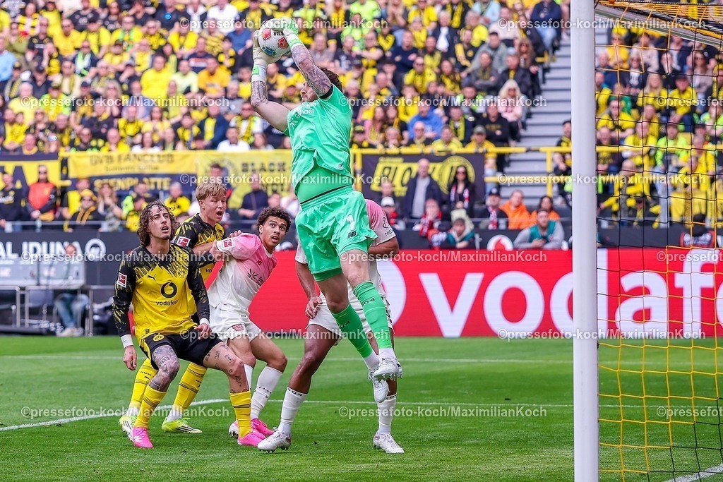 BVB11042601028 | 11.04.2026, Fußball, Borussia Dortmund - Bayer 04 Leverkusen, 1. Fußball Bundesliga, 29. Spieltag, Signal Iduna Park, Saison 2025 2026: Torwart Mark Flekken&nbsp;(Bayer04 Leverkusen #01) verteidigt das Tor im Strafraum Strafraumaktion  DFB regulations prohibit any use of photographs as image sequences and or quasi-video.