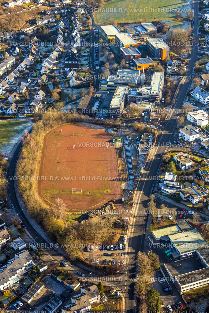 Meschede260104306 | Luftbild, Baustelle mit Sanierung und Modernisierung der Hauptschule St. Walburga, Realschule und Gymnasium Stadt Meschede, Tennenplatz Schederweg Sportanlage des Schulzentrums, Fußballplatz Aschenplatz, Meschede-Stadt, Meschede, Sauerland, Nordrhein-Westfalen, Deutschland