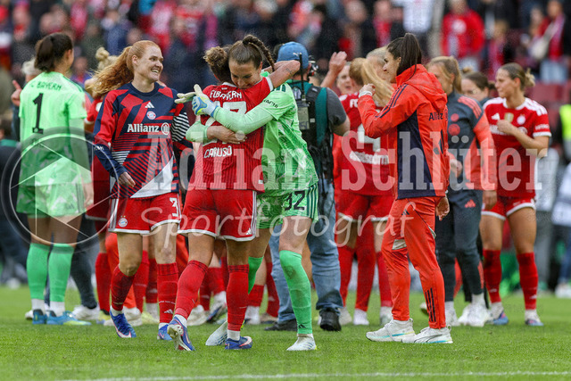 14.05.2026, GER, Fussball, Frauen, DFB-Pokal, Finale, Saison 2025/2026, VfL Wolfsburg - FC Bayern München | Arianna Caruso (Bayern) und Ena Mahmutovic (Bayern) Schlussjubel, jubelt nach dem Sieg
