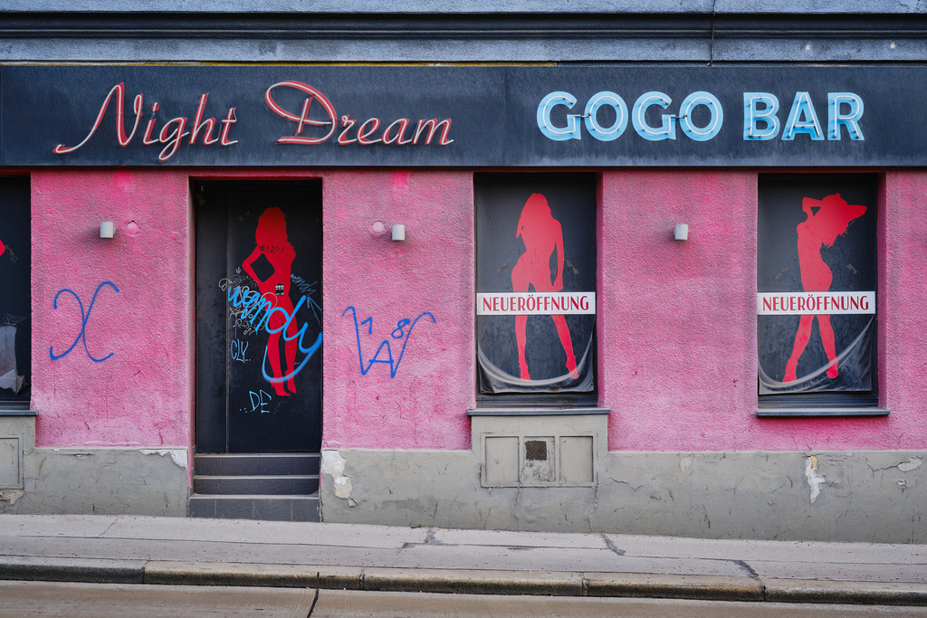 Night Dream Gogo Bar Vorderansicht | Wien, Austria - March 18, 2021: entlang der Wiener Gürtel Straße; Night Dream Gogo Bar Vorderansicht. - Realisiert mit Pictrs.com