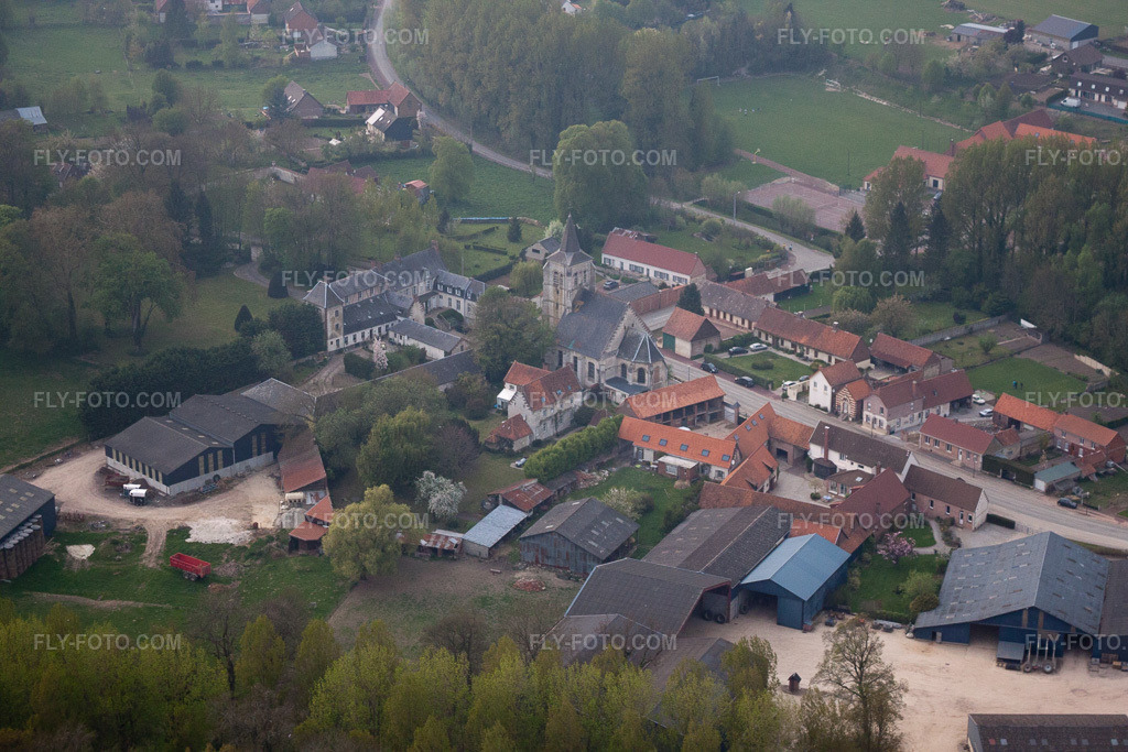 Aerial view: View of the town in Berles-Monchel in the state Pas de Calais, France. – Photo: IMG_40107.jpg taken on 04/17/2011 by Werner Riehm/FLY-FOTO.com – Resolution of the original: 4752 x 3168 px