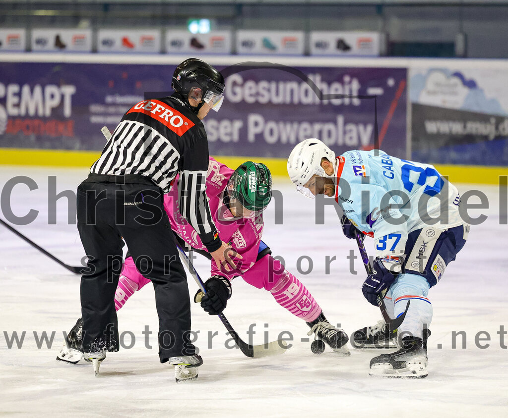 2025-10-05_103_TSV_Erding_gegen_Heilbronner_Falken | Erding, Deutschland, 05.10.2025:Eishockey, Oberliga Süd 2025 / 2026, 6. Spieltag, TSV Erding gegen Heilbronner Falken, Endergebnis: 3:1Dennis Henter (Erding Gladiators, #19), Frederik Cabana (Heilbronner Falken, #37)Foto: Christian Riedel / fotografie-riedel.net
