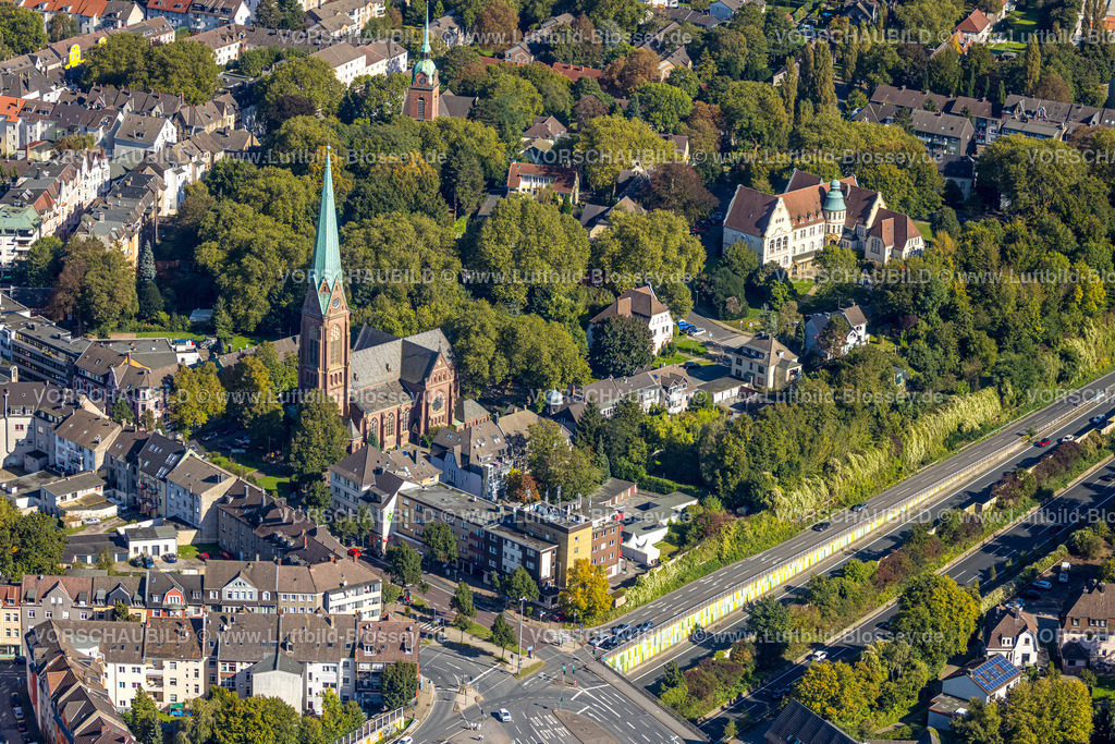 Essen241000822 | Luftbild, kath. Kirche St. Barbara an der Straßenkreuzung Krayer Straße und Huberststraße, hinten evang. Alte Kirche Kray und Rathaus Stadtverwaltung mit Turm, Kray, Essen, Ruhrgebiet, Nordrhein-Westfalen, Deutschland