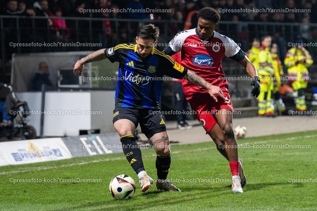 xYDR2802250101055 | 28.02.2025, xydrx, Fußball, Viktoria Köln - 1.FC Saarbrücken, 3.Liga, Sportpark Höhenberg, Saison 2024 2025: Calogero Rizzuto (1.FC Saarbrücken #7) im Zweikampf mit Sidny Lopes Cabral (Viktoria Köln #5). DFB regulations prohibit any use of photographs as image sequences and or quasi-video.