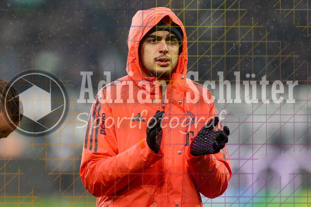 Borussia Mönchengladbach vs FC Bayern München - Bundesliga  | Mönchengladbach, Deutschland, 25.10.25:   Josip Stanisic (FC Bayern München) Schlussjubel, jubelt nach dem Sieg waehrend des Spiels der Bundesliga zwischen Borussia Mönchengladbach vs FC Bayern München im Stadion im Borussia Park(Foto von Brauer-Fotoagentur / Adrian Schlueter)