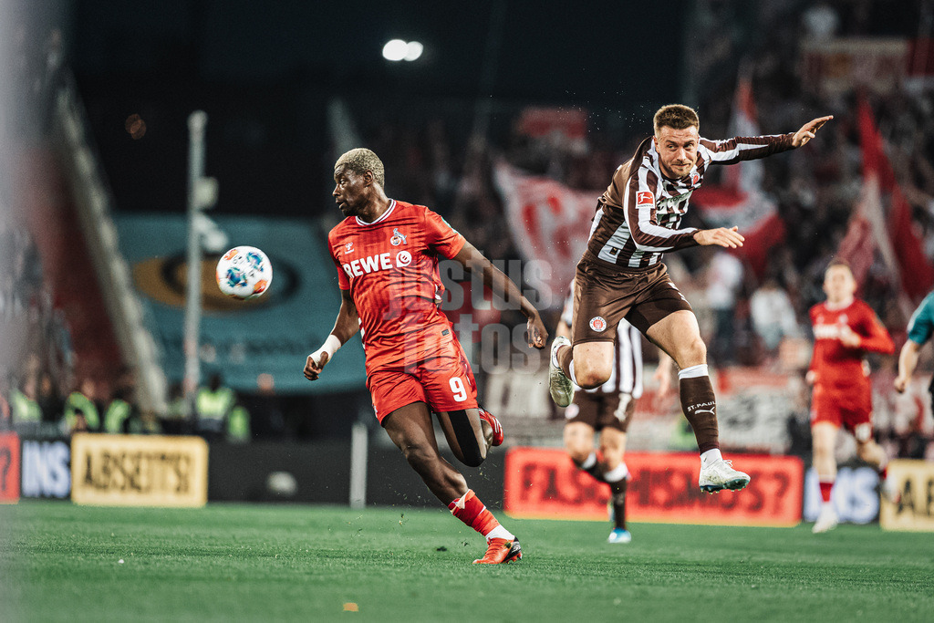 Fußball | Männer | Saison 2025/2026  | Fußball-Bundesliga | 30. Spieltag | FC St. Pauli vs. 1. FC Köln | 17.04.2026 | v.l. Ragnar Ache (#9, 1. FC Köln) und Hauke Wahl (#5, FC St. Pauli)