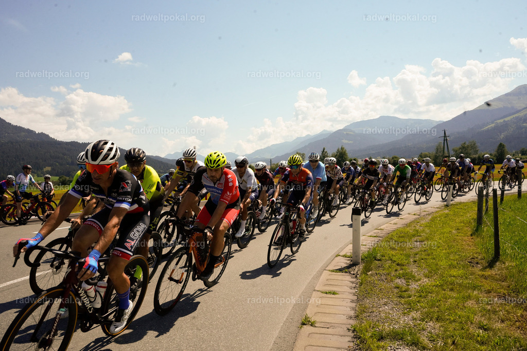 271_20230817_Bewerb_Maenner_Muehlanger | AUT - OESTERREICH, 2023-08-16: SPORT RENNRAD-FAHREN - 55. INTERNATIONALER RADWELTPOKAL IN ST. JOHANN IN TIROL  - Vintage-Radrennen mit WM-Bronze-Medaillen-Siegerin Christina Schweinberger, den Teilnehmer und Alexander Baumann (vom Orginastions-Team) - TAG 2 BEWERB MAENNER IN SECHS GRUPPEN  ; Foto: Roland Muehlanger