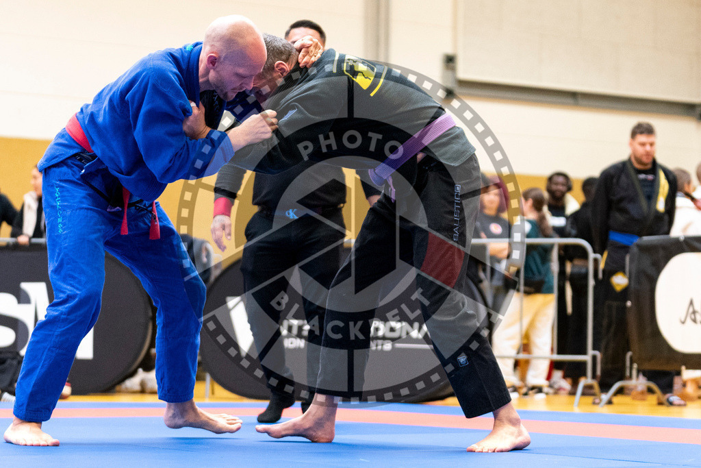 20231118PBB10988 | Fighters compete during the AJP Tour 600 Frankfurt Championship in Frankfurt/Main, Germany, on November 18, 2023.