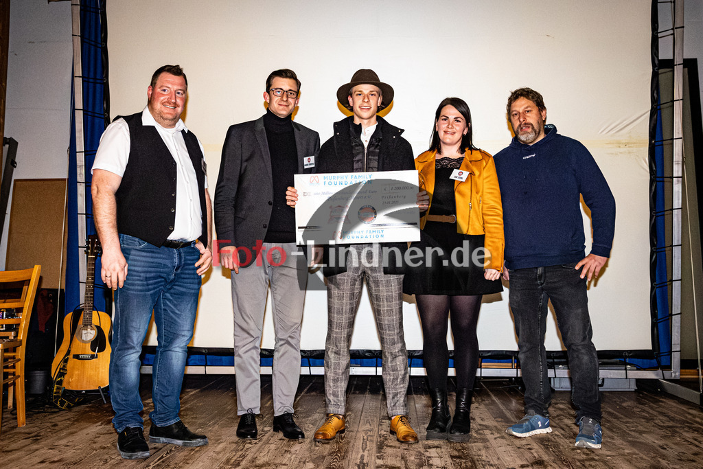 Benefizabend zur Rettung der Eishalle Peißenberg | Benefizabend Eishalle, Benefizabend zur Rettung der Eishalle Peißenberg, 20250123,Scheckübergabe der Murphy Stiftung an die den Miners Peißenberg e.V.,2025-01-23 in Peißenberg (Pfarrheim St. Barbara)Wolfgang Reichhart, Magnus Berchtold, Lisa Steidl, Tobias EndeCopyright: WolfgangxLindner foto-lindner.de