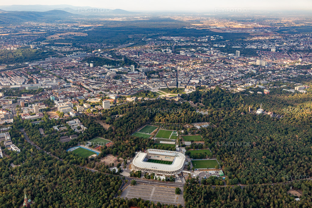 Luftbild: Neubaustelle des Wildparkstadion des Karlsruher Sport-Club GmbH & Co. KGaA im Ortsteil Innenstadt-Ost in Karlsruhe im Bundesland Baden-Württemberg in Deutschland. Foto: IMG_134182.jpg vom 26.08.2022 durch Werner Riehm/FLY-FOTO.de