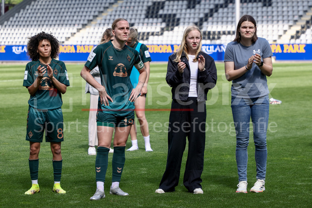 Fussball, Google Pixel Frauen-Bundesliga, SC Freiburg - SV Werder Bremen | v.li.: Amira Arfaoui (SV Werder Bremen, 8), Lina Hausicke (SV Werder Bremen, 18), Caroline Siems (SV Werder Bremen, 21) und Johanna Wende (Torhüterin, Torwart, SV Werder Bremen, 25) bedanken sich bei den Fans, Zuschauern für die Unterstützung, DIE DFB-RICHTLINIEN UNTERSAGEN JEGLICHE NUTZUNG VON FOTOS ALS SEQUENZBILDER UND/ODER VIDEOÄHNLICHE FOTOSTRECKEN. DFB REGULATIONS PROHIBIT ANY USE OF PHOTOGRAPHS AS IMAGE SEQUENCES AND/OR QUASI-VIDEO.