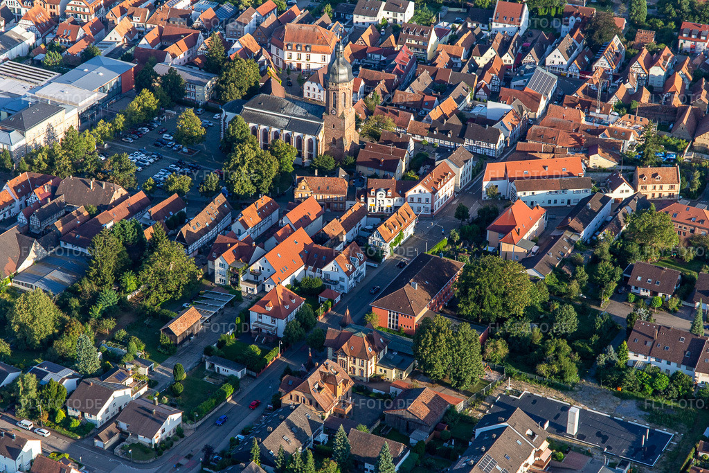 Luftbild: Marktplatz und St. Georgskirche der Prot. Kirchengemeinde Kandel von Nordwesten in Kandel im Bundesland Rheinland-Pfalz in Deutschland. Foto: IMG_143268.jpg vom 25.08.2024 durch Werner Riehm/FLY-FOTO.deWWW.PROT-KIRCHE-KANDEL.DE