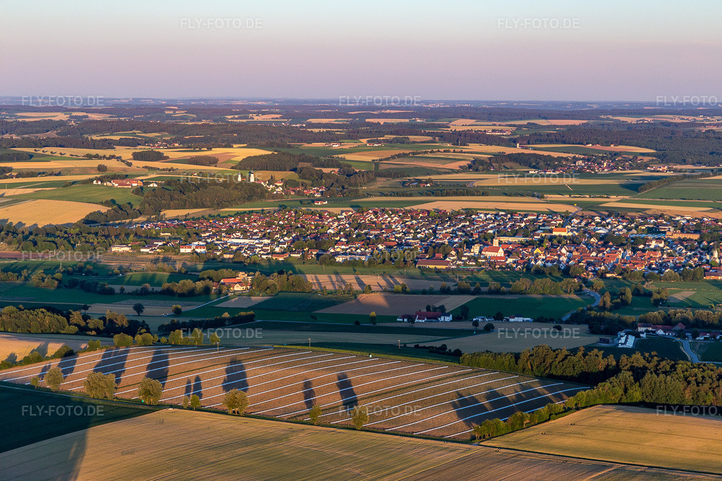 Luftbild:  in Geiselhöring im Bundesland Bayern in Deutschland. – Foto: IMG_133351.jpg vom 03.07.2022 durch Werner Riehm/FLY-FOTO.de – Auflösung des Originals: 5472 x 3648 px – Stadt Geiselhöring