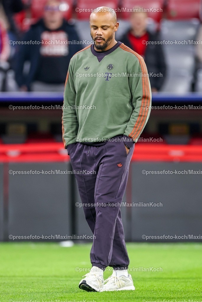 UCL22102501018 | 22.10.2025, Fußball, UEFA Champions League, FC Bayern München - Club Brügge, Allianz Arena, Saison 2025 2026: Cheftrainer Vincent Kompany (FC Bayern Muenchen #hc)  bei der Platzbegehung vor dem Spiel Regulations prohibit any use of photographs as image sequences and or quasi-video.