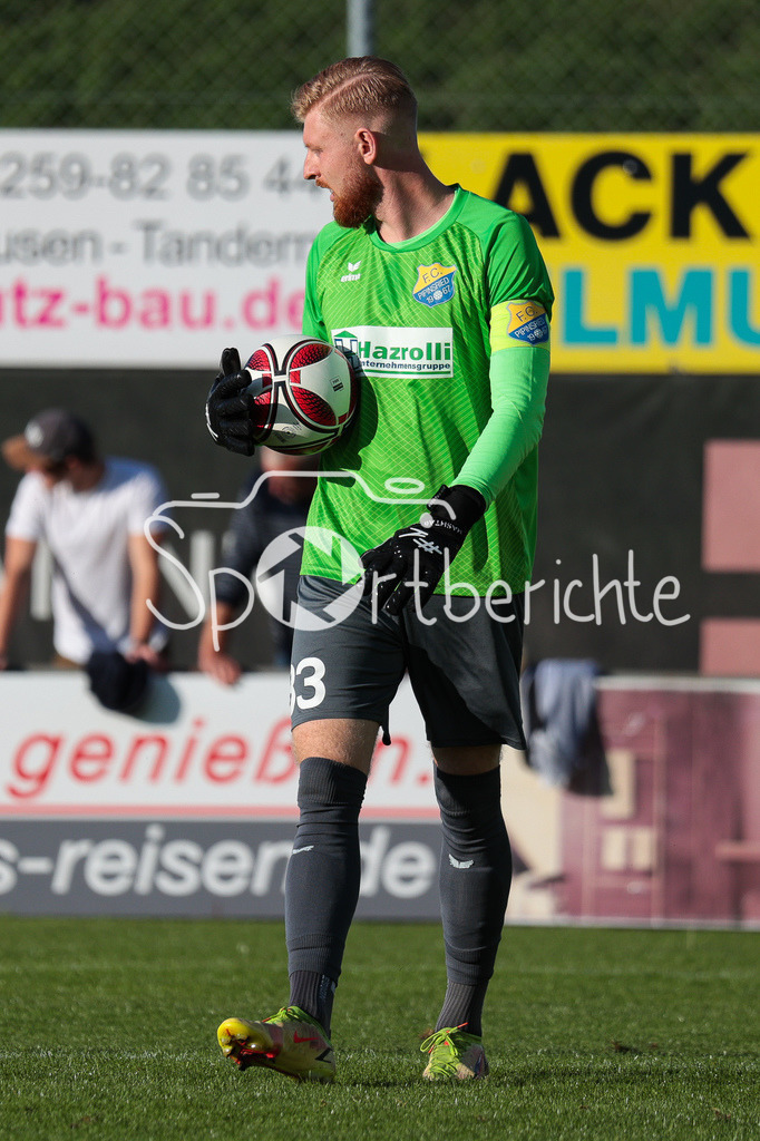 FC Pipinsried - SV Viktoria Aschaffenburg | Pipinsried Keeper Felix THIEL (FCP #33) am Ball