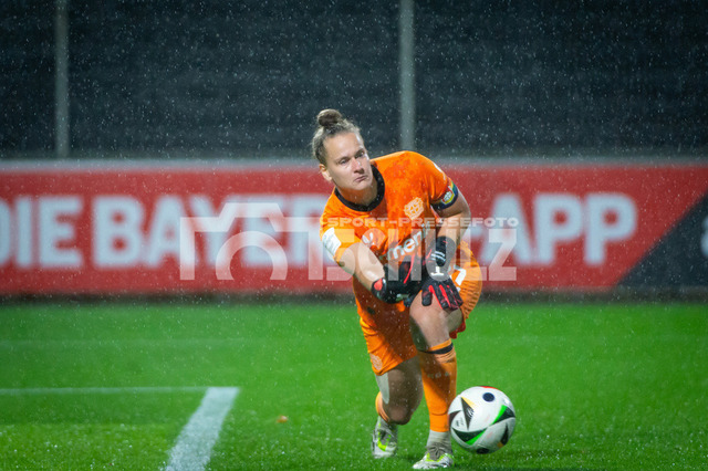 20240927_NSZ_7091 | Abwurf Friederike Repohl (Bayer Leverkusen,No.27)DEU, Leverkusen, 27.09.2024 Fußball, Frauen, Google Pixel Frauen-Bundesliga, Saison 2024/2025, 4. Spieltag, Bayer 04 Leverkusen - TSG HoffenheimDIE DFB-RICHTLINIEN UNTERSAGEN JEGLICHE NUTZUNG VON FOTOS ALS SEQUENZBILDER UND/ODER VIDEOÄHNLICHE FOTOSTRECKEN - Realisiert mit Pictrs.com