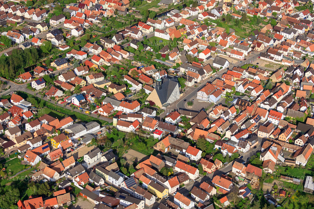 Luftbild: St. Gertrud in Leimersheim im Bundesland Rheinland-Pfalz in Deutschland. Foto: IMG_50012.jpg vom 01.05.2012 durch Werner Riehm/FLY-FOTO.de